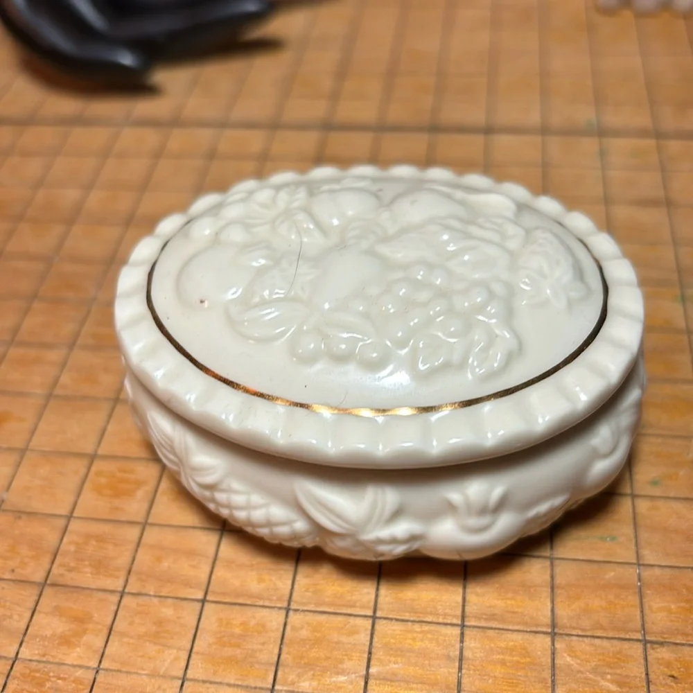 Lenox Fruits Embossed Ceramic Trinket Box Made 1998 EVC Creamy Ivory Gold Trim